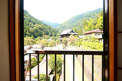 久遠寺の山門が見える客室