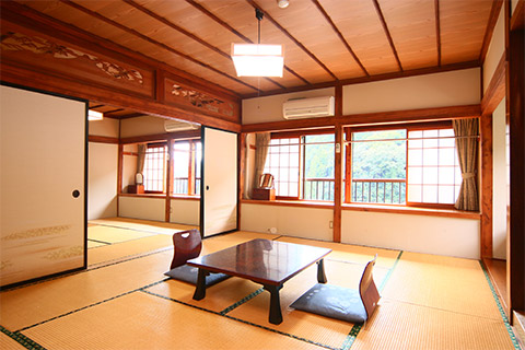 久遠寺の山門が見える客室